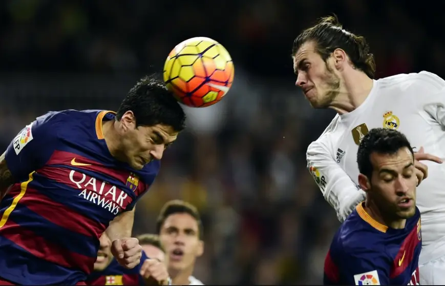 Luis Suárez y Gareth Bale durante el clásico español