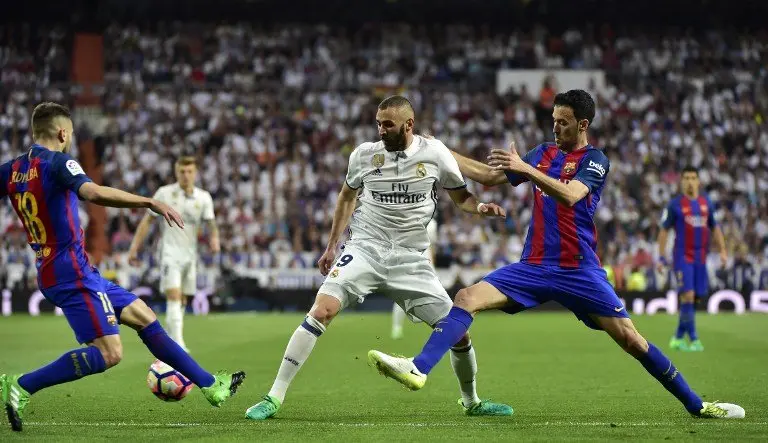 Karim Benzema y Sergio Busquets durante el clásico español