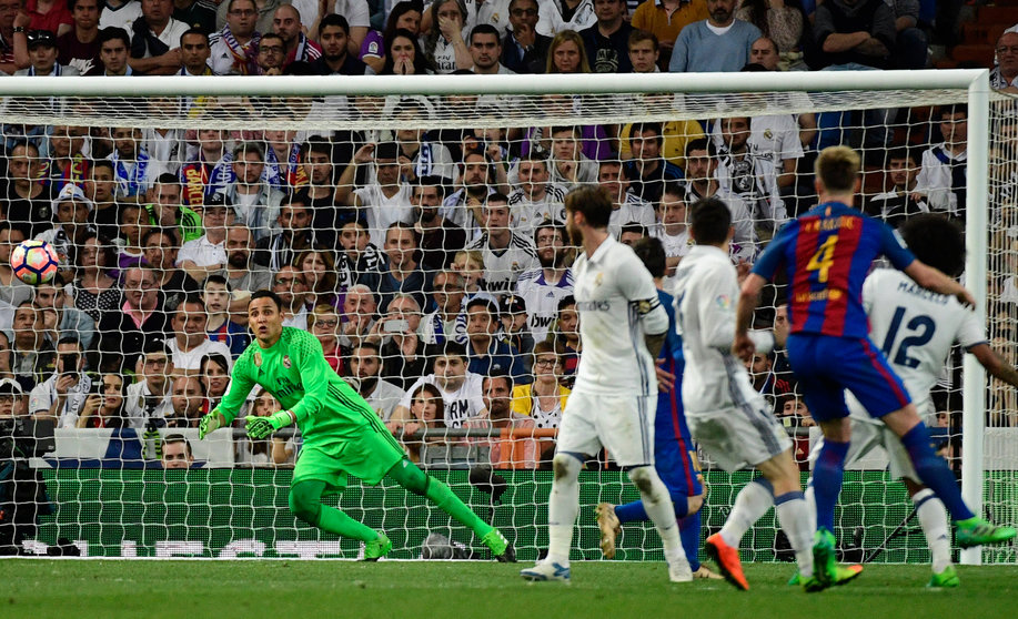 Ivan Rakitic al momento de marcar su gol en el clásico español