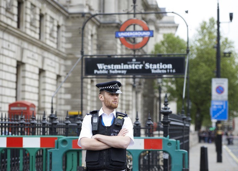 Un hombre armado con cuchillos fue detenido cerca del parlamento británico