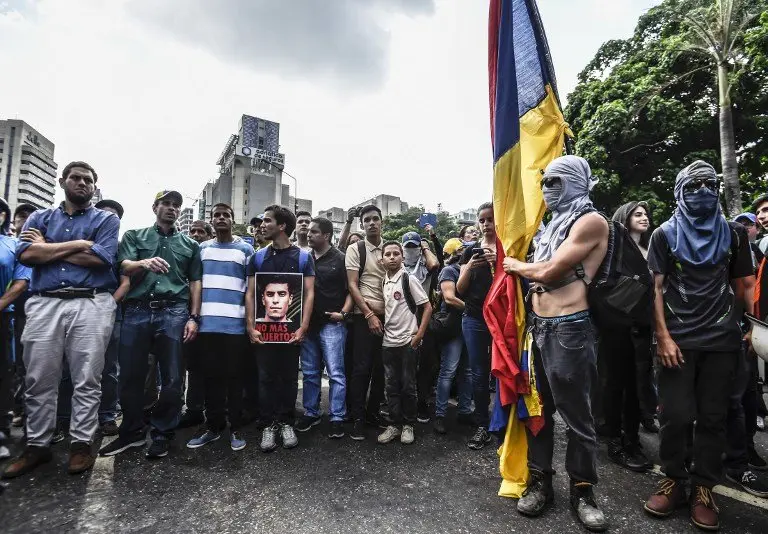 Venezuelan opposition leader Henrique Capriles takes part in a march paying tribute to student Juan Pablo Pernalete -killed on the eve by impact of a gas grenade during a protest against President Nicolas Maduro- in Caracas, on April 27, 2017.
Venezuela defied international pressure over its deadly political crisis as European lawmakers accused its government of "brutal repression" and US President Donald Trump called the country "a mess". Nearly a month of clashes between anti-government protesters and the police have left 28 people dead, according to prosecutors. / AFP PHOTO / JUAN BARRETO