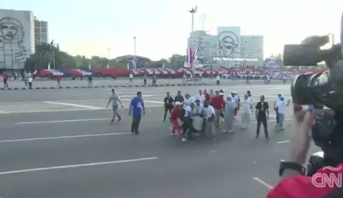 Captura de un hombre en el Día del Trabajo en Cuba