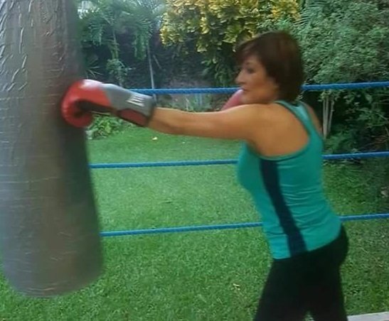 Diputada Karla Hernández practicando boxeo
