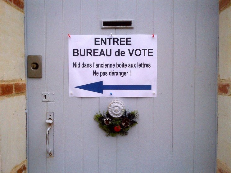 Nido en un centro de votación en Francia