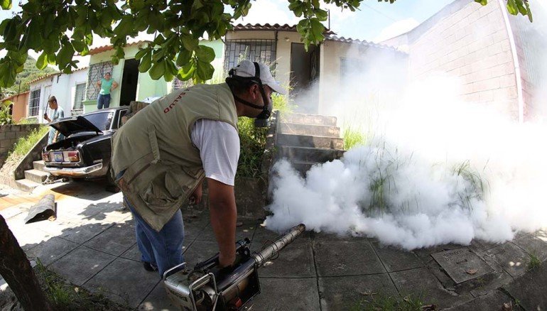 San Salvador, 21 de junio de 2014
Promotores de salud, del Ministerio de Salud, desarollan un plan de prevención en la zonas afectadas por la enfermedad Chikungunya, la colonia El Escorial, de Ayutuxtepeque.
Foto D1: Nelson Dueñas