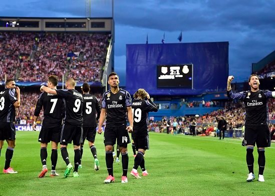 Real Madrid players celebrate a goal during the UEFA Champions League semifinal second leg football match Club Atletico de Madrid vs Real Madrid CF at the Vicente Calderon stadium in Madrid, on May 10, 2017. / AFP PHOTO / GERARD JULIEN