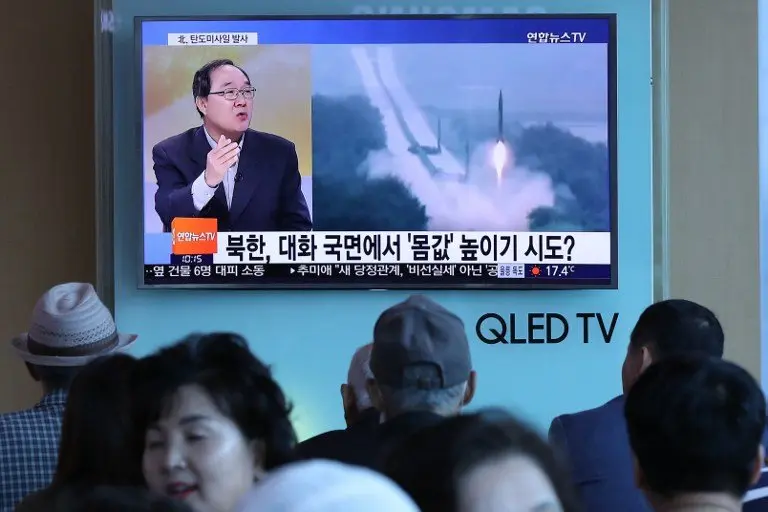 People watch a television news programme, showing file footage of a North Korean missile launch, at a railway station in Seoul on May 14, 2017.
North Korea fired a ballistic missile on May 14 in an apparent bid to test the South's new liberal president and the US which have both signalled an interest in negotiations to ease months of tensions. / AFP PHOTO / YONHAP / str / - South Korea OUT / REPUBLIC OF KOREA OUT NO ARCHIVES RESTRICTED TO SUBSCRIPTION USE