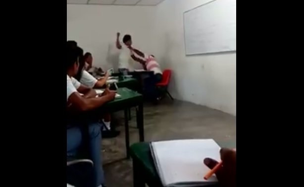 Alumno golpea a su maestro en Mexico