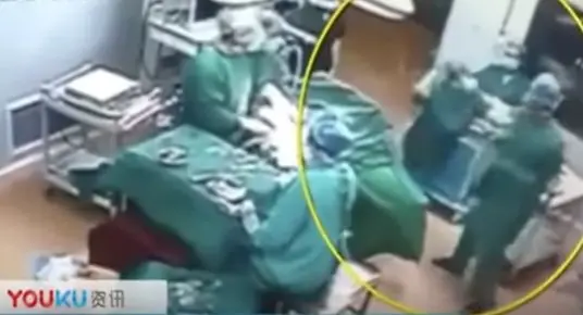 Pelea dentro de un quirófano en China