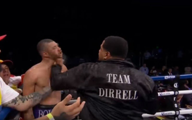 Entrenador de un boxeador entra al ring a golpear al oponente