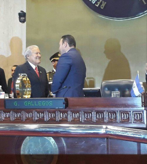Sánchez Cerén en Asamblea Legislativa para solicitar permiso para viajar