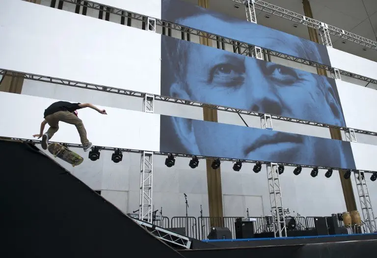 A skateboarder does a trick near a picture of John F. Kennedy at Kennedy Center for the Performing Arts as part of the JFK Centennial celebrations in Washington, DC on May 26, 2017. / AFP PHOTO / ANDREW CABALLERO-REYNOLDS