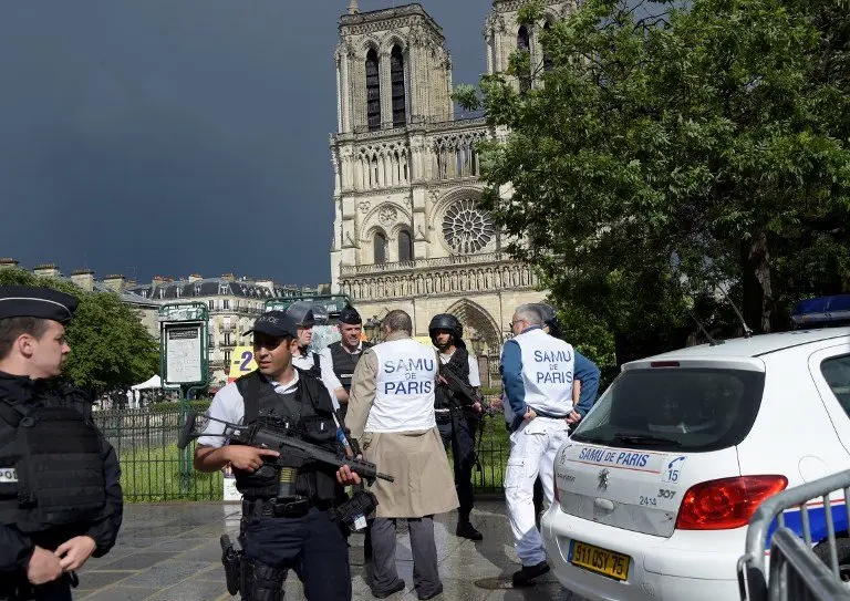 French police officials and investigators gather near the entrance of Notre-Dame cathedral in Paris on June 6, 2017. 
Anti-terrorist prosecutors have opened a probe after police shot and injured a man who had tried to attack an officer with a hammer outside Notre Dame cathedral. The officer was slightly injured in the attack outside the world-famous landmark in central Paris. One of his colleagues responded by shooting him, wounding the attacker, whose motives were not immediately known, according to a police source.

 / AFP PHOTO / bertrand GUAY