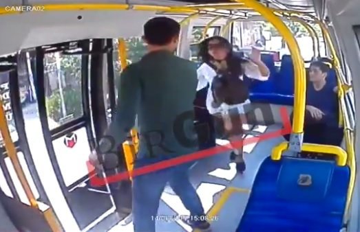 Mujer agredida en un bus en Turquia