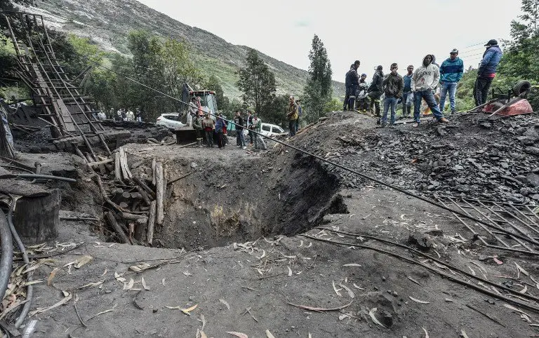 Relatives of missing miners wait during search operations after an explosion at the El Cerezo illegal coal mine killed at least eight people, in the rural area of Cucunuba, Cundinamarca Department, in central Colombia, on June 24, 2017.
An explosion at a central Colombian coal mine killed at least eight people on Friday, as rescuers scrambled to find another five who are still missing, authorities said, updating earlier figures. / AFP PHOTO / Luis ACOSTA