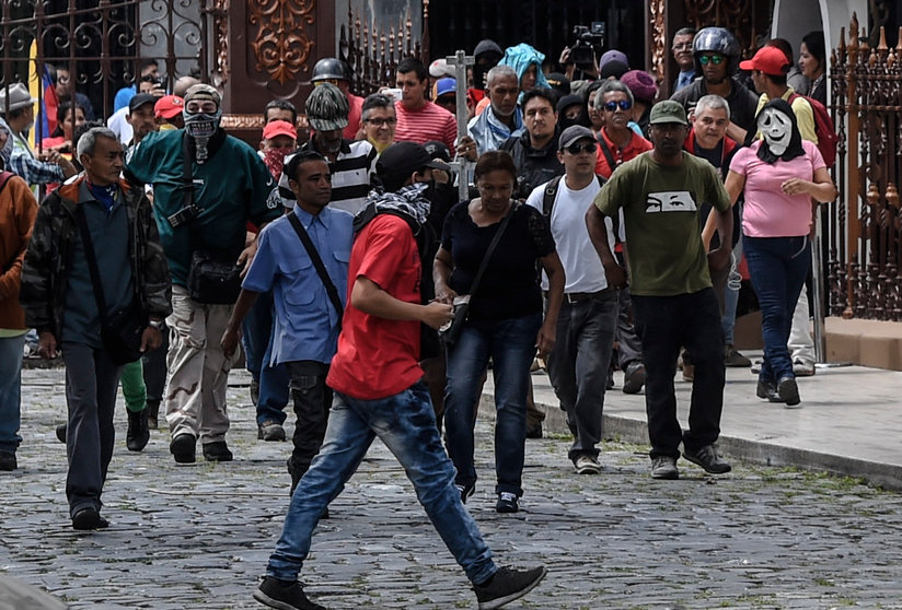 Manifestantes irrumpen en el congreso de Venezuela