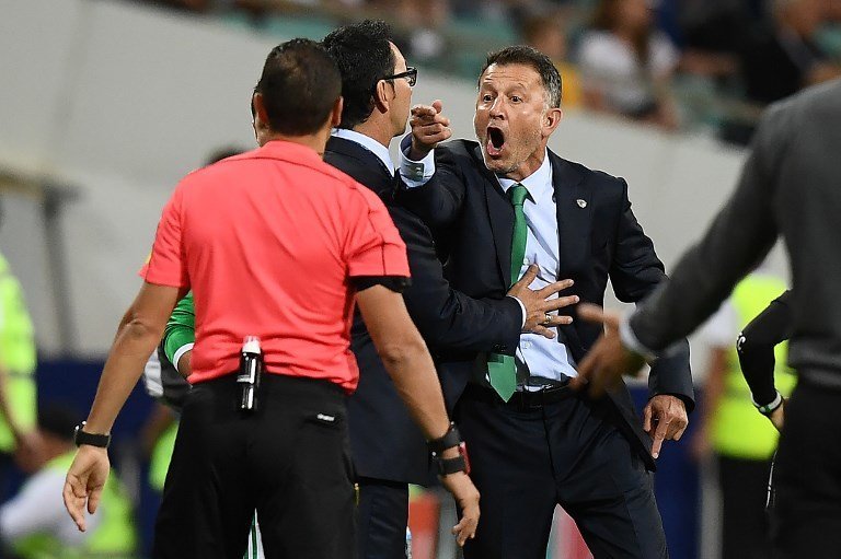 Mexico's Colombian coach Juan Carlos Osorio reacts during the 2017 Confederations Cup group A football match between Mexico and New Zealand at the Fisht Stadium in Sochi on June 21, 2017. / AFP PHOTO / FRANCK FIFE