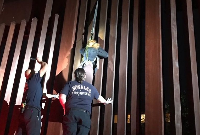 Mujer colgada en muro entre México y Estados Unidos