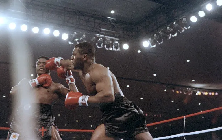 Mike Tyson (R) fights against heavyweight champion Trevor Berbick (L) to become the youngest heavyweight world champion in history on November 22, 1986 in Las Vegas. / AFP PHOTO / Carlos SCHIEBECK