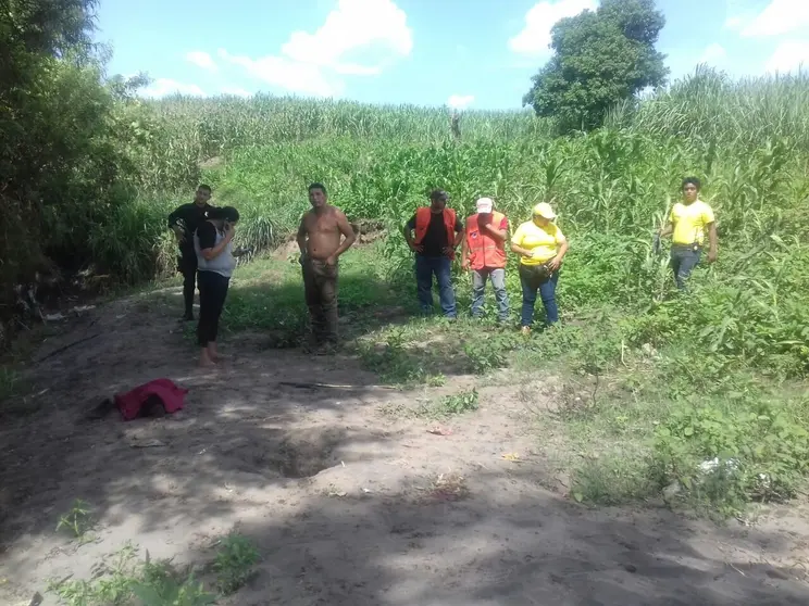 Menor arrastrado en río sucio