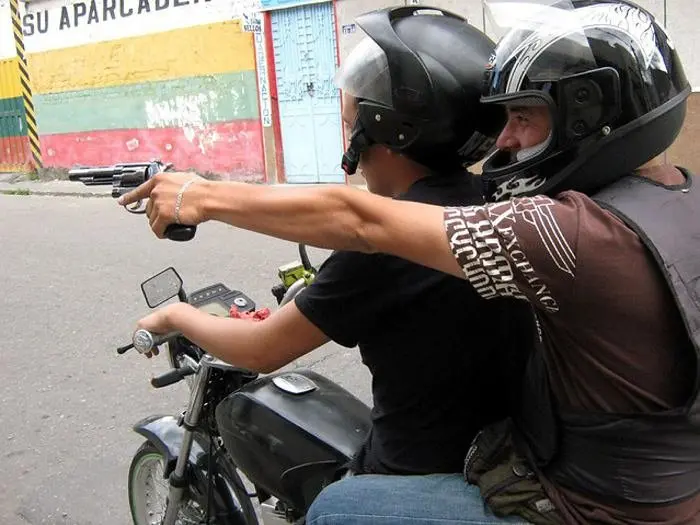 Delincuentes en moto