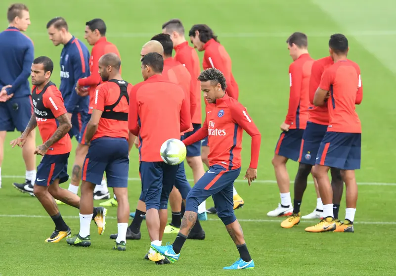 Neymar durante un entreno con el PSG