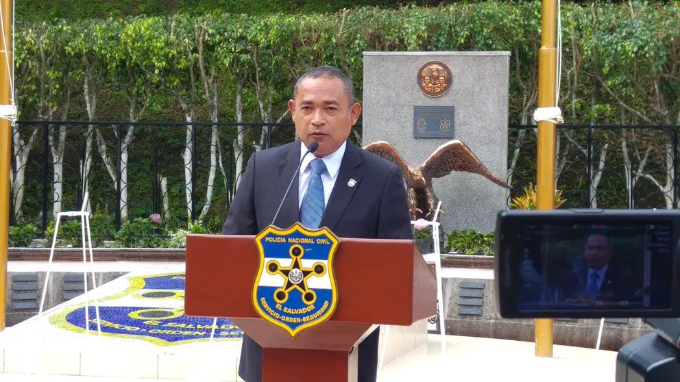 Ramírez Landaverde en homenaje a policías caídos