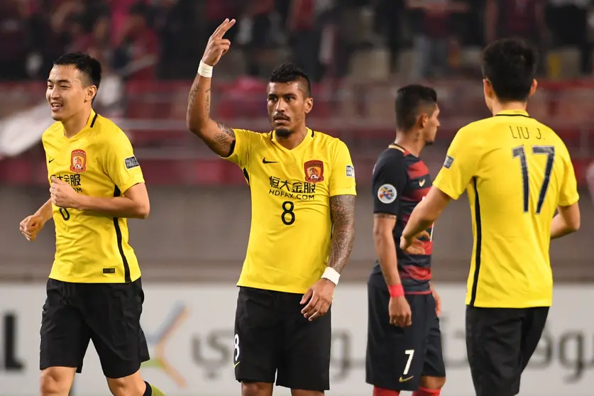 Paulinho en un juego con el Guangzhou Evergrande