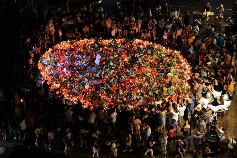 People pay tribute to the victims of the Barcelona attack on Las Ramblas boulevard in Barcelona on August 19, 2017, two days after a van ploughed into the crowd, killing 13 persons and injuring over 100.
Drivers have ploughed on August 17, 2017 into pedestrians in two quick-succession, separate attacks in Barcelona and another popular Spanish seaside city, leaving 14 people dead and injuring more than 100 others. / AFP PHOTO / Josep LAGO