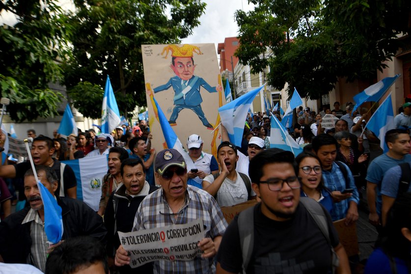 Guatemaltecos marchan para exigir la renuncia de Jimmy Morales