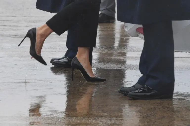 US President Donald Trump and First Lady Melania Trump walk to board Air Force One at Andrews Air Force Base, Maryland, on August 29, 2017 en route to Texas to view the damage caused by Hurricane Harvey. / AFP PHOTO / JIM WATSON