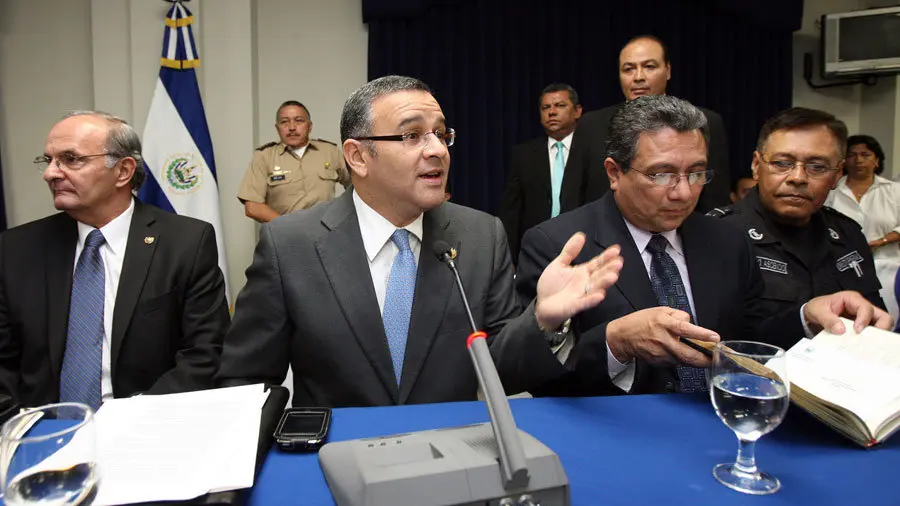 San Salvador, 5 de Febrero de 2009
El Presidente de la República Mauricio Funes explicó en dicha reunión que luego de haber sostenido varias reuniones con el gabinete de seguridad, en las que le fueron presentadas una serie de propuestas que conforman el plan de seguridad, se  tomó la decisión de ponerlo a considerarlo de los distintos sectores de la vida nacional, para obtener más insumos para el mismo.
Foto: Cortesía Casa Presidencial