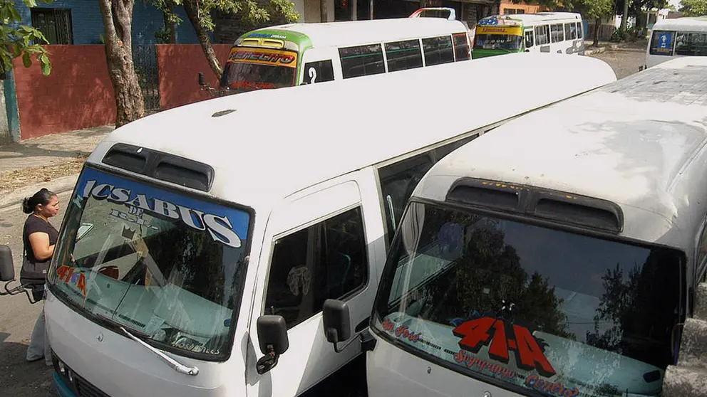 Microbuses de la ruta 41A permanecen estacionados en el punto ubicado en la colonia bosques de prucia, los microbuseros permanecen en paro de labores devido al asesinato de tres de sus compañeros el dia de aller por parte de pandilleros de la zona. foto: Oscar Mira.