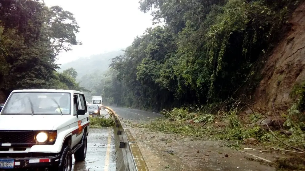 Derrumbe en carretera a Los Chorros