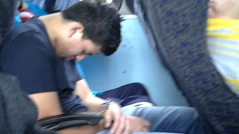 hombre dormido en bus