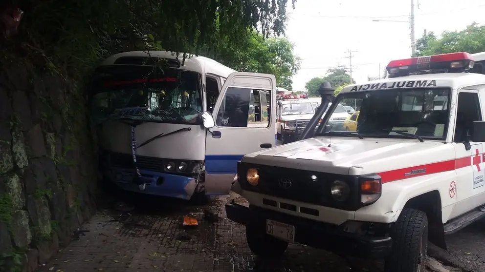 Accidente de microbús de la 38 en la Troncal del Norte