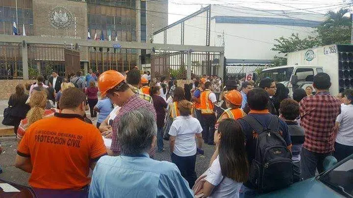 Evacuan a empleados de Gobernación