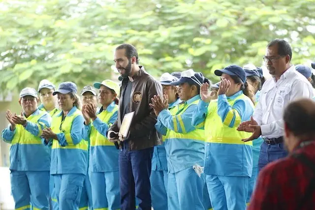 Nayib Bukele recibe condecoración de parte de los empleados de la alcaldía de San Salvador.