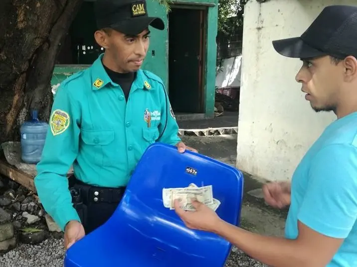 Aficionado devuelve butaca del estadio Barraza