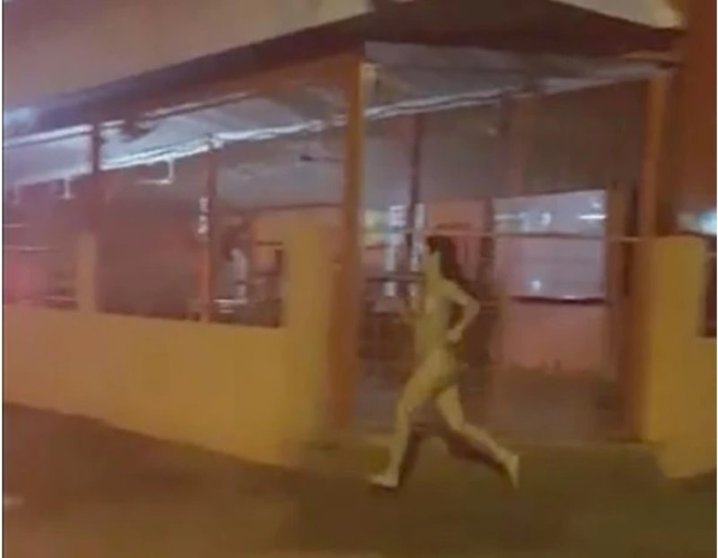 mujer corre desnuda paraguay