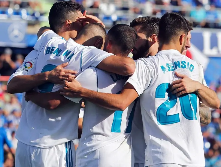 Jugadores del Real Madrid celebran un gol