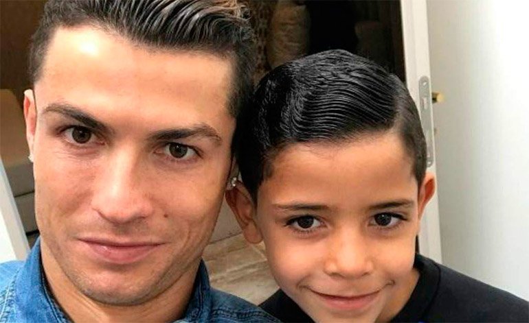 Cristiano Ronaldo junto a su hijo Cristiano Jr