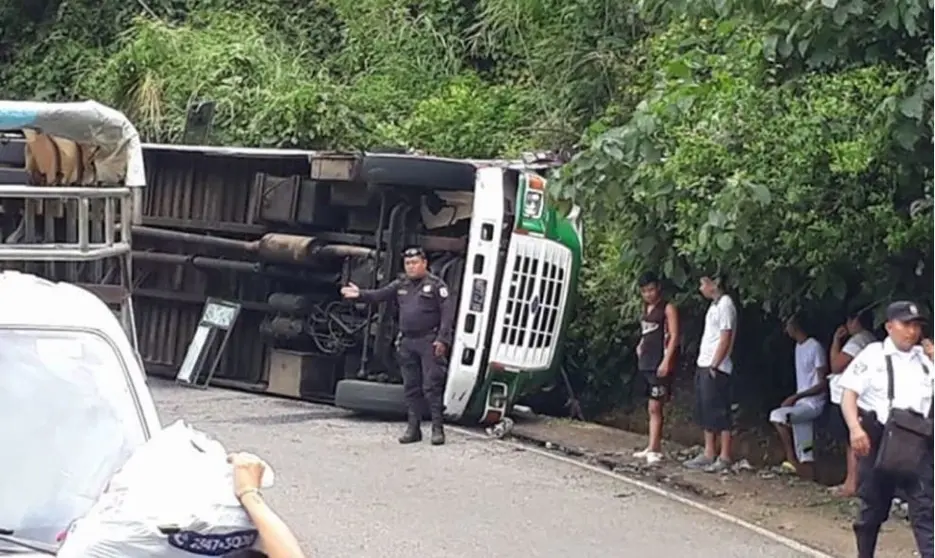 Vuelco de bus en Ahuachapán