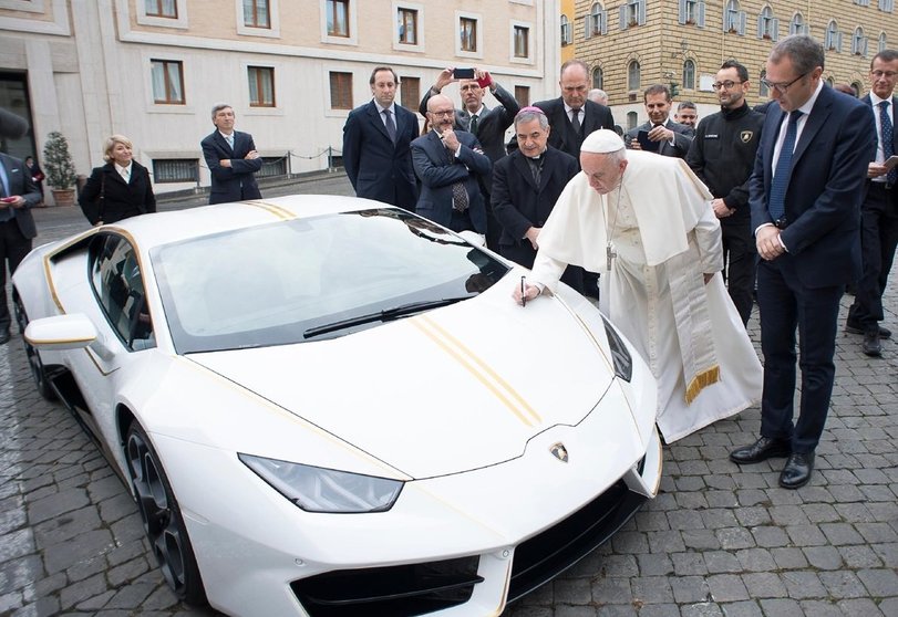Papa recibe Lamborghini