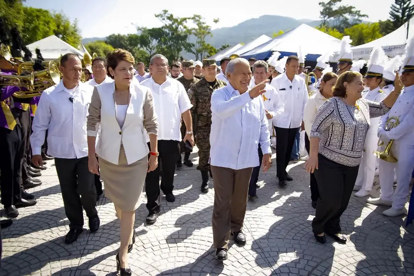 Jackeline Rivera junto a Salvador Sánchez Cerén