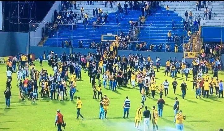 Aficionados ingresan a la cancha en Honduras