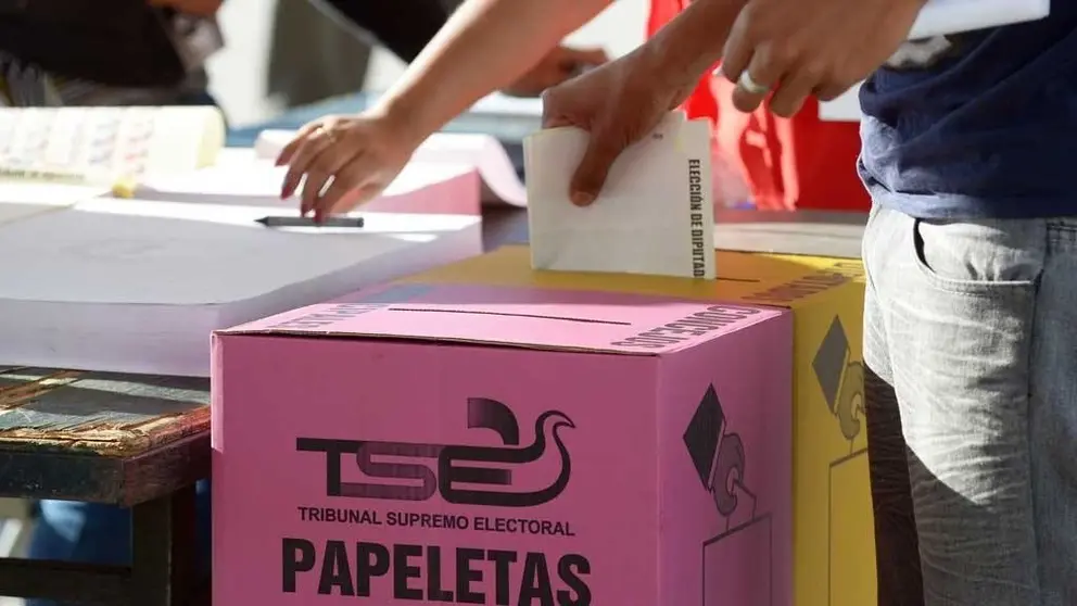 San Salvador, Domingo 01 de Marzo de 2015.
Centro de votaciÛn Complejo Deportivo EspaÒa, de Soyapango, Elecciones 2015, Alcaldes y diputados.
Foto EDH/ Leonardo Gonz·lez