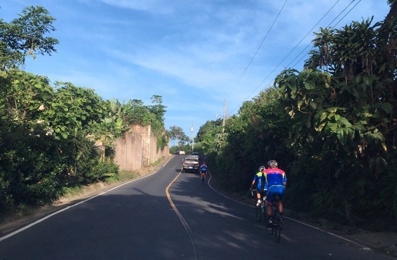 Ciclistas en calle a Huizucar