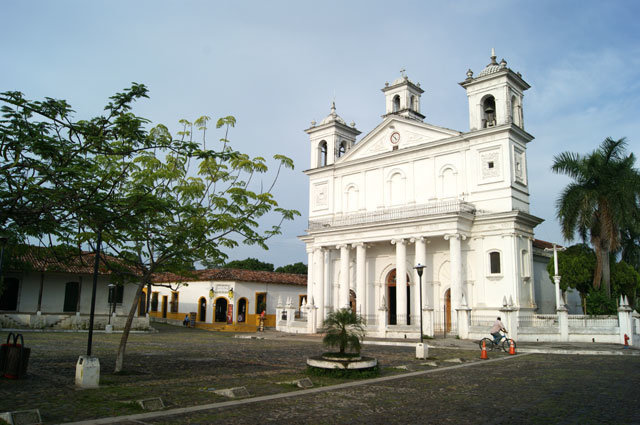 00 Catedral - Plaza Suchitoto