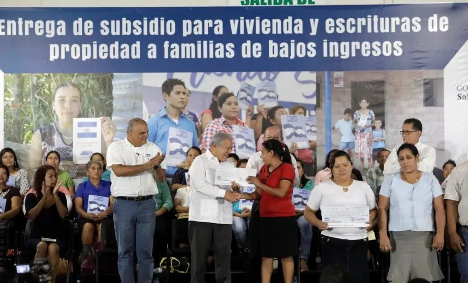 PRESIDENTE ENTREGA SUBSIDIOS PARA VIVIENDA Y ESCRITURAS DE PROPIEDAD A FAMILIAS DE BAJOS INGRESOS